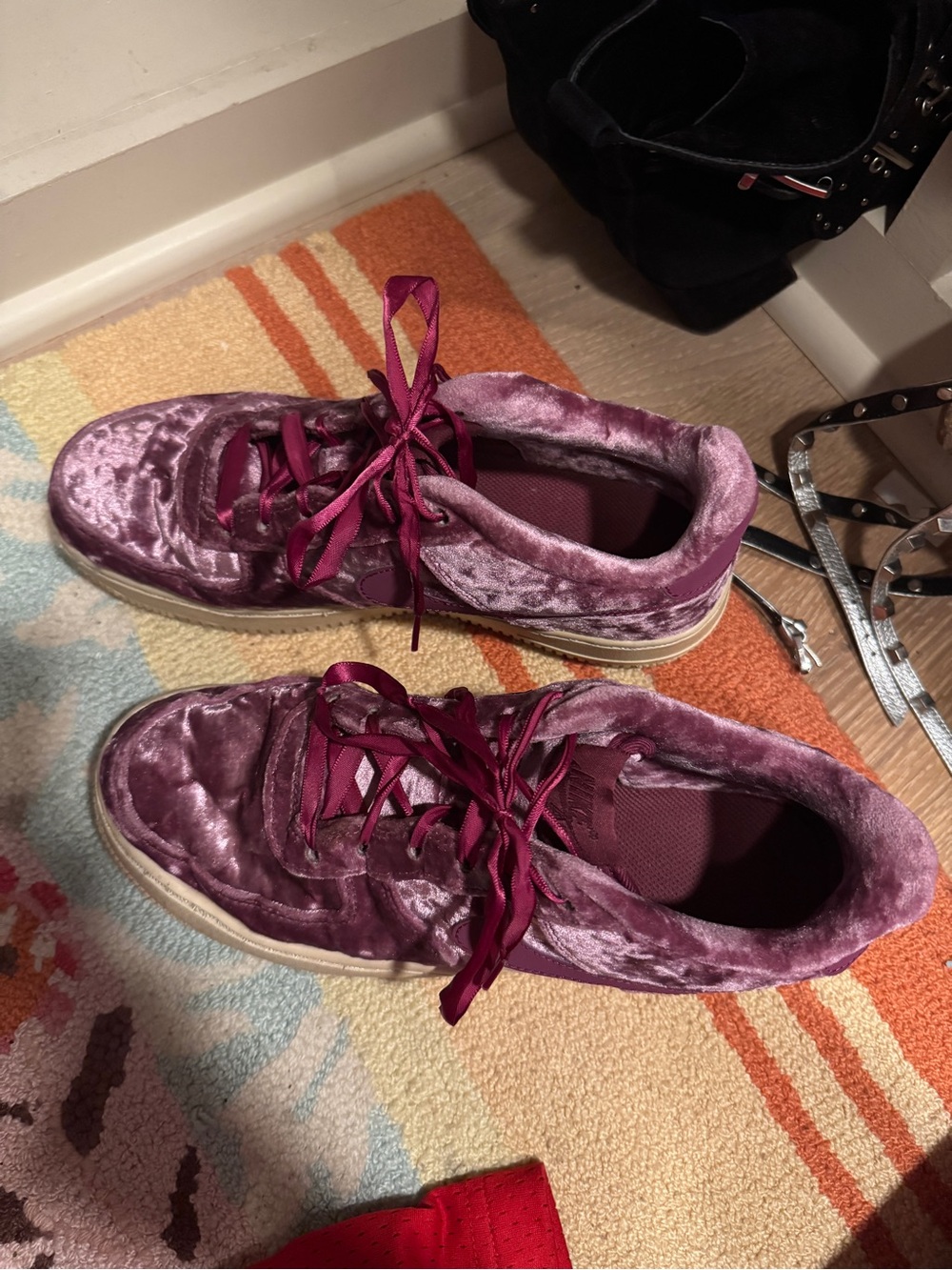 Nike Velvet Low-Top Sneakers in Plum and Magenta - Picture 2 of 5